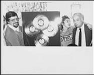 Madonna accepting quadruple Platinum for Canadian sales of her second album "Like A Virgin" before her sold-out Toronto performance at Maple Leaf Gardens. Pictured left to right: Garry Newman (WEA Canada VP Sales), Madonna and Seymour Stein (President Sire Records) [entre 1984-1985].