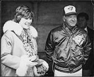 Anne Murray qui porte un lei avec Roy Hartsfield qui porte une casquette et un veston des Blue Jays de Toronto [entre 1977-1978].
