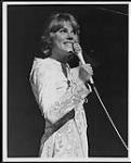 Anne Murray performing on stage [entre 1975-1985]