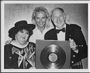 Rita MacNeil qui tient un prix pour son album avec Doug Chappell [between 1980-1989]