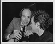 Jim Bauer de CFNY FM fait une entrevue avec M. McLauchlan avec un micro portatif [entre 1980-1989]