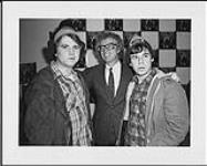 Rick Moranis et Dave Thomas à leur réception de presse pour Great White North avec l'animateur Ken Taylor 1981