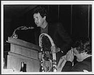 Murray McLauchlan, président honoraire de la campagne des Timbres de Noël de 1984, qui reçoit en cadeau des raquettes à neige du Dr Boris Nahornick, président de l'Association pulmonaire du Canada, à la réunion annuelle de l'organisme tenue à Edmonton 1984