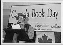 Murray McLauchlan qui prend la parole à un podium. Journée du livre du Canada, à Toronto April 23, 1997