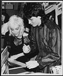 Louise Reny et Leslie Howe de One to One signent des autographes [entre 1985-1992]