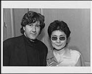 Yoko Ono with a man [entre 1990-2000].