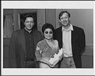Yoko Ono holding a small sculpture, with Peter Diemer and Paul Church [entre 1995-2000].