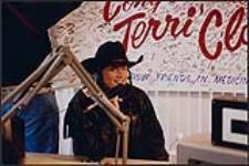 Artiste professionnel country, Terri Clark, à une émission radiophonique [ca. 1996].