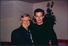 Garry Newman avec Chris Cummings, artiste de Warner [between 1996-2000].