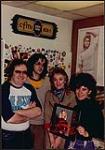 Directeur musical, Ted Wendland, producteur, Glen Livingston, Jamie Donald et animatrice Julie Brown de « In Touch » à CFMI FM, Vancouver [ca. 1983].