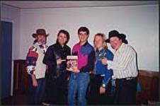 Le Groupe country, Desert Dolphins, prenant une pose avec Randy Owen de CKGL [between 1994-1997].