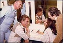 Al Cherny, Tommy Hunter, Veronica Mataseje et Stan Campbell dans une salle d'habillage [entre 1977-1982].