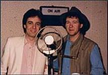 Tim Taylor et Murray McLauchlan pendant l'enregistrement de « The Family Brown Show » [entre 1980-1985].