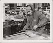 Un travailleur de la construction plante un clou. Saint John, Nouveau-Brunswick [between 1930-1960]