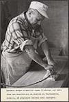 Édouard Kahgee travaille comme finisseur sur bois dans une manufacture de meubles de Southampton, Ontario, où plusieurs Indiens sont employés [entre 1930-1960]