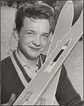 Young man holding skis [entre 1930-1960]