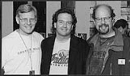 Alan Kates et Gord James, aux côtés de Paul Alofs, président-directeur général de Musique BMG Canada [entre 1996-1997].