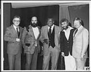 Ed Preston en compagnie du producteur de la CBC Dunford King, d'Oscar Peterson, de Jack McAndrew et de Jack Feeney de RCA [entre 1976-1982].