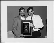 Larry Macrae remet à Chris Jangaard le prix de l'ambassadeur de l'année [between 1996-1997].