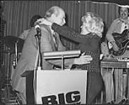 William Harold Moon et Carroll Baker assistant à une cérémonie de remise de prix [entre 1975-1980].