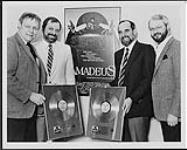 Des dirigeants d'A&M Records se sont récemment rendus au siège social de Fantasy Records à Berkeley pour remettre un disque d'or pour le film Amadeus 1 décembre 1985