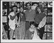 Des membres du groupe Parachute Club en compagnie d'Eric Pressman [between 1983-1987].