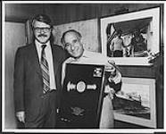 Dieter Radecki, vice-président du marketing et des ventes chez Polydor, en compagnie de Sam Sniderman, fondateur de Sam The Record Man [entre 1975-1980].