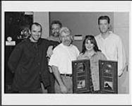 L'artiste Jann Arden d'A&M reçoit un prix quadruple platine pour son deuxième album « Living Under June », ainsi qu'un prix platine pour son premier album « Time for Mercy » 24 octobre 1995