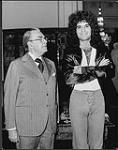 Gino Vannelli (A&M) avec M. Paul Martin, haut-commissaire canadien au Royaume-Uni [ca. 1974].