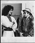 Gino Vannelli qui parle avec Elton John [entre 1973-1979].