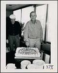 À l'occasion de son anniversaire et d'une nouvelle entente conclue avec Capitol/Nashville, Roger Whittaker coupe un gâteau avec le président de Capitol/Nashville, Jimmy Bowen [entre 1990-1995].