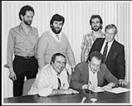 Capitol - EMI du Canada Limitée annonce la signature d'un contrat avec l'auteur-compositeur-interprète torontois David Wilcox [ca. 1982].