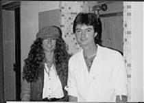 RCA recording artist Juice Newton poses with Jamie Warren backstage at Alumni Hall in London [entre 1984-1985].