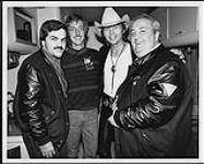 Randy Sharrard, George Fox, Dwight Yoakham and Roger Desjardins backstage at Massey Hall, Toronto novembre 1988