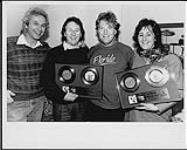 Les dirigeants de ZTT Records, Trevor Horn et Jill Sinclair, reçoivent des disques d'or pour commémorer le succès de « Relax » et de « Two Tribes » du groupe Frankie Goes To Hollywood [ca 1984]