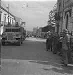 Civilians applaud 1943.