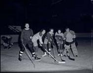 Jeu de hockey - le personnel contre les internes - Kerrisdale Arena [document iconographique] 26 Nov. 1951
