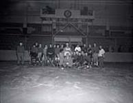 Jeu de hockey - le personnel contre les médecins [document iconographique] 12 Dec. 1953