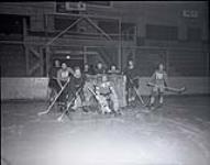 Jeu de hockey - le personnel contre les médecins 12 Dec. 1953