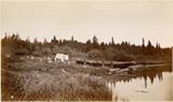 Transport d'une barge d'York sur le portage Robinson de la rivière Hayes (situé dans l'actuelle Manitoba) 1878.