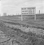 Une section boueuse sur la route Transcanadienne en Saskatchewanen près de la frontière du Manitoba 6 août 1954.