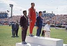Andy Boychuk, gagant du marathon, sur le podium aux Jeux panaméricains de 1967 à Winnipeg