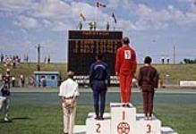Andy Boychuk, gagnant du marathon, sur podium avec médaillés Agustin Calle et Alfredo Peñaloza aux Jeux panaméricains de 1967