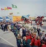 L'exposition itinérante sur l'histoire du Canada de la Caravane de la Confédération recevant une foule de visiteurs à Richmond Hill (Ontario) 1967.