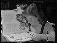Un jeune enfant lisant 1945