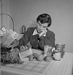 Une étudiante en économie domestique apprenant la budgétisation et la nutrition 1950