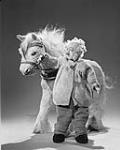 Une marionnette représentant un homme et une marionnette représentant un cheval 1950