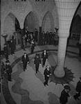 Le major C. R. Lamoureux, gentilhomme huissier de la verge noire, suivi du lieutenant-colonel W. J. Franklin, sergent d'armes, qui se rendent à la chambre du Sénat 1955