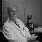 « Dr Hans Selye, directeur de l'Institut de médecine et de chirurgie expérimentales, Université de Montréal, dont les théories sur le stress ont inspiré une nouvelle approche à la médecine » June 1956