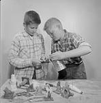 John Calyer et Frank Henningar travaillent sur des figurines de cire 1956